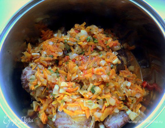 Вылить поджарку в кастрюлю к хвостам.