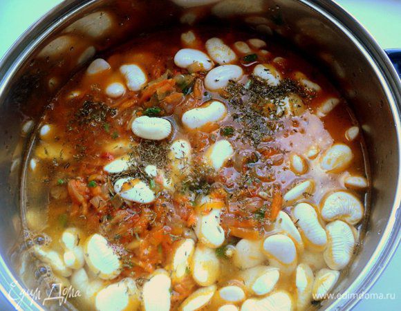 Добавить в кастрюлю замоченную фасоль, предварительно слив воду, в которой она замачивалась, и тимьян. Долить горячей воды так, чтобы она чуть покрывала хвосты и овощи. Накрыть кастрюлю крышкой и тушить на небольшом огне 3-3.5 часа (в зависимости от возраста бывшего владельца хвоста).