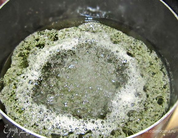 В кастрюле соединить все составляющие маринада и прокипятить в течение 3 мин. Снять пену.