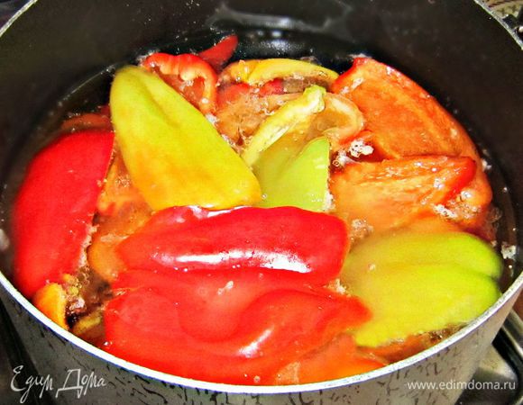 Дольки перца положить в горячий маринад и кипятить в течение 10 мин.