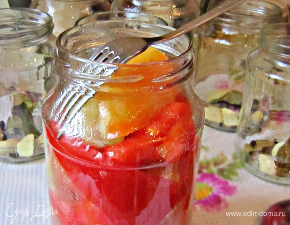 Перец уложить в банки, аккуратно утрамбовывая. Залить маринадом (следите, чтобы пузырики воздуха не оставались между ломтиками перцев). Закрыть крышками. Последнее время я не закатываю, а плотно закрываю банки с помощью закручивающихся крышек, и в прохладном месте банки прекрасно себя чувствуют до следующего лета..