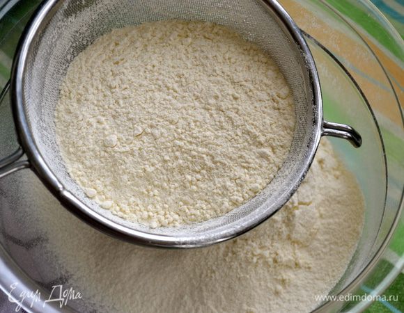 Сухие ингредиенты - муку, соду, разрыхлитель и соль - просеять и отставить в сторону. После мы будем добавлять постепенно сухую смесь к остальным ингредиентам. 