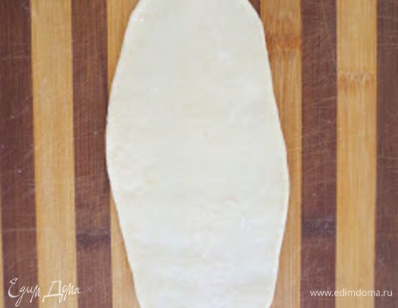 Муку просеять, добавить дрожжи, соль, сахар и растопленное сливочное масло. 
​Молоко нагреть и добавить в муку. Замесить тесто. 
​Поставить в теплое место, чтобы тесто увеличилось 
​Разделить готовое тесто на небольшие кусочки и скатать колобки. 
​Из каждого колобка  раскатать  лепешечки овальной формы.