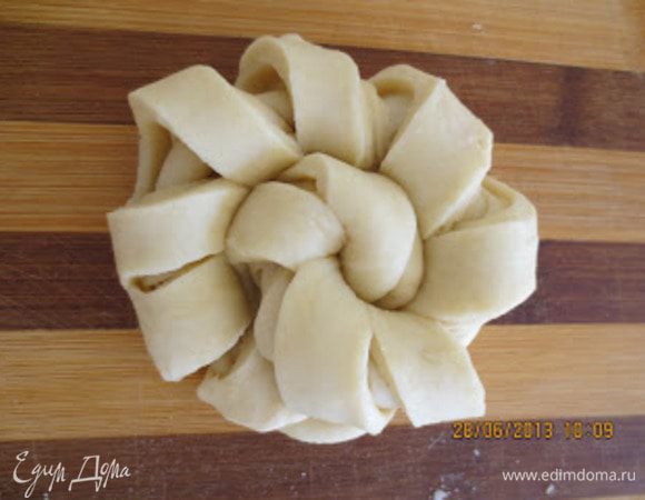 И затем закручиваем ее. Выкладываем на противень, смазываем взбитым желтком, оставляем на 10 минут, после чего выпекаем при  температуре 200 градусов 10-15 минут