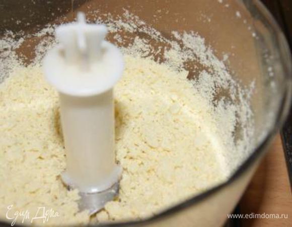 Белый шоколад раскрошить в блендере.