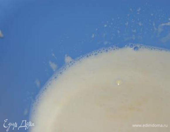 В отдельной емкости смешать молоко, йогурт, яйцо.