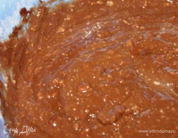 Добавить половину растопленного шоколада, замесить тесть, оно должно быть густым, но льющимся.