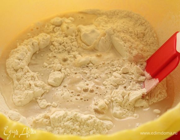 Для теста: дрожжи активируйте в воде, просейте муку , влейте воду