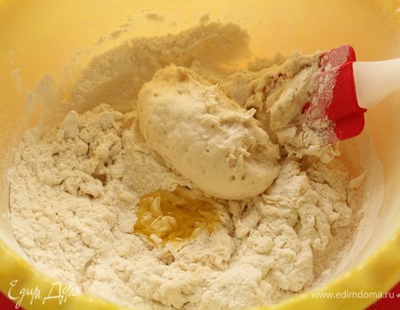 Положите  опару, добавьте масло. Замешивайте, прибавляя потихоньку муку, добавьте соль. 