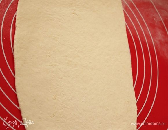 Затем разделите тесто на две половины, раскатайте в прямоугольник