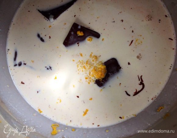 Сливки вскипятить.Залить сливками шоколад и добавить тертую цедру апельсина.Хорошо перемешать пока шоколад не растопится. 