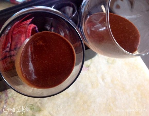 Бокалы поставить в форму для кекса(Ваша любая форма),под уклоном и влить в них шоколад. Поставить форму в холодильник на 1-2часа,чтобы схватился слой шоколада.