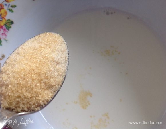 Желатин высыпать в молоко (25 мл) и поставьте на водяную баню,до полного растворения желатина.