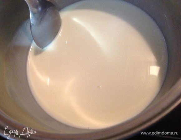 Сливки,сахар и оставшееся молоко довести до кипения на маленьком огне. 