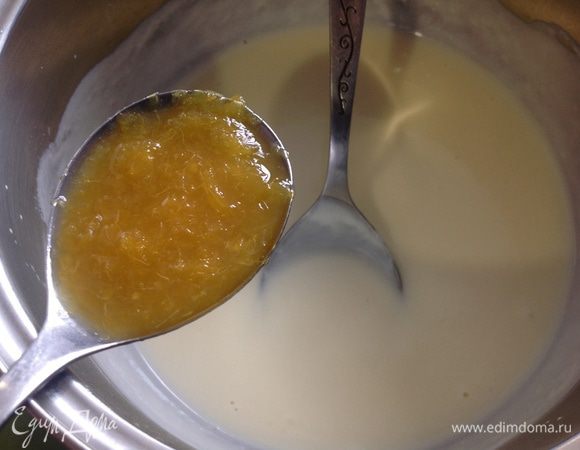 Добавить конфитюр.(У меня под рукой кофитюра не нашлось...я просто взяла апельсин,очистила его нарезала.Засыпала столовой ложкой сахара,добавила 100-150 мл.воды и проварила 25 минут.) Хорошо все перемешать.