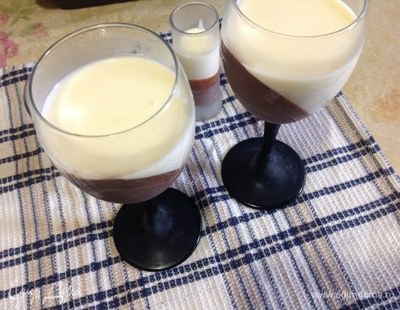 Вылить сверху застывшего шоколада.Охладить в течение 4 часов или оставить на ночь.
