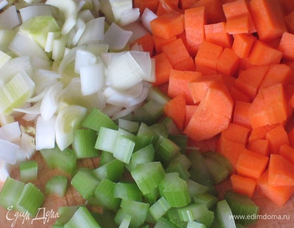 Морковь, лук-порей и сельдерей нарезать кубиками.