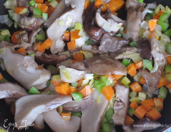 В сковороде разогреть оливковое масло и обжарить овощи 7-8 минут,посолить.Добавить грибы и готовить ещё 5-6 минут.