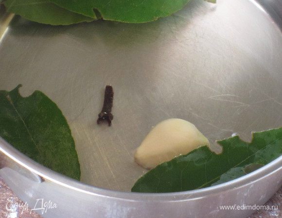 В кастрюлю налить вино,добавить гвоздику,лавровый лист ,чеснок и варить до уменьшения объема жидкости наполовину, процедить.