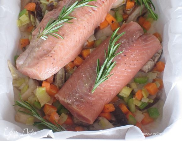 В форму для запекания с пергаментом выложить овощи,рыбу и залить вином.Посолить,поперчить,добавить веточки розмарина и запекать в предварительно разогретой до 180°С духовке 12-15 минут,время от времени поливая  выделившимся соком.