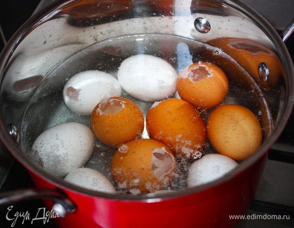 Прокипятить пустые яичные скорлупки в течение нескольких минут.