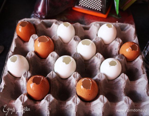 Разлить желе по скорлупкам, заполнив их на треть от объема, затем поставить в холодильник до полного застывания. После развести следующий вид желе, залить также на треть в скорлупки, добавить орешки и поставить застывать в холодильник. Также поступить с 3-м видом желе.