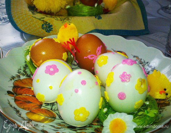 Когда последний слой желе застынет — можете украсить скорлупку на ваш вкус.