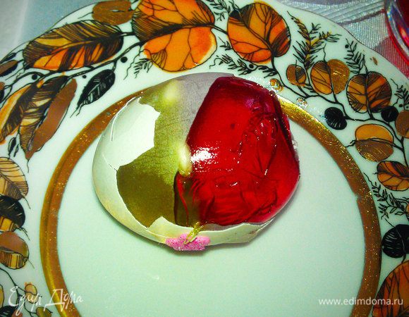 Гостей ждет сюрприз, когда они начнут очищать яйца. Особенно такой десерт нравится детям.