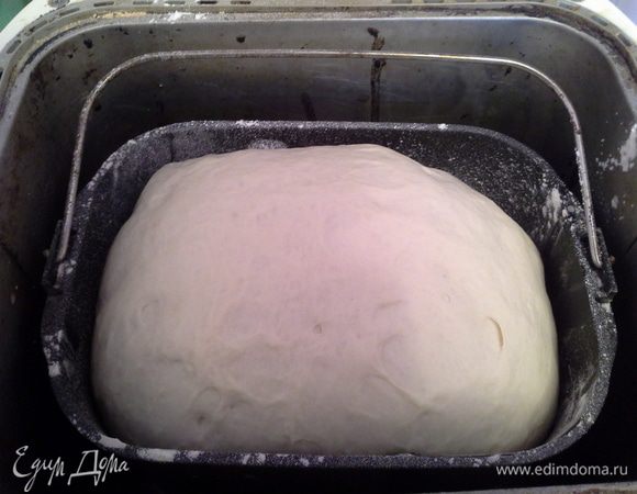 Замешиваю тесто, я это делаю в хлебопечке.
Кладу воду, дрожжи, сахар, соль, масло, муку, замешиваю, расстаиваю, примерно час.