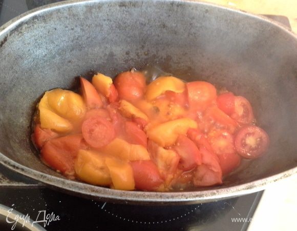 Готовлю соус: помидоры режу и кладу в толстостенную посуду выпариваться. Это заняло у меня 30 мин. Затем протираю через сито, немного солю и добавляю 1ч.л. оливк масла.