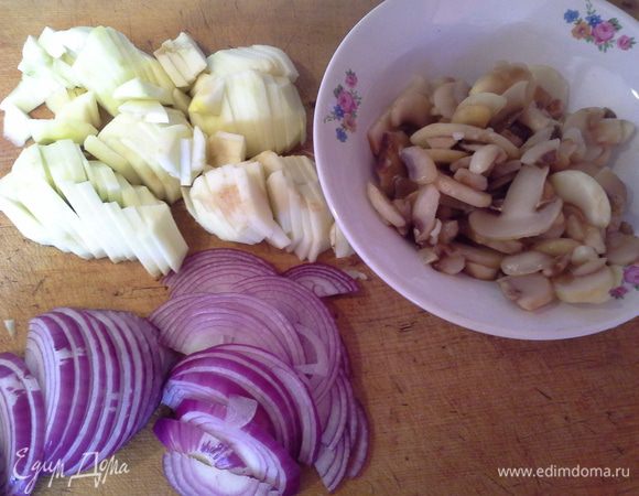 Готовлю начинку: 
Режу полукольцами лук. Размораживаю шампиньоны. Очищаю и режу полукольцами, толщиной не более 0, 5 см, яблоки.