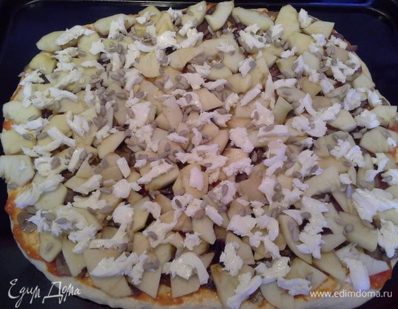Из полученного теста выйдет 2 пиццы, диаметром 30 см.
На столе, присыпаю мукой и руками формирую круглую лепешку.
Перекладываю тесто на противень, выкладываю начинку: соус, лук с шампиньонами, яблоки, сыр и семечки. 
Ставлю в разогретую до 170 градусов духовку на 15 мин.