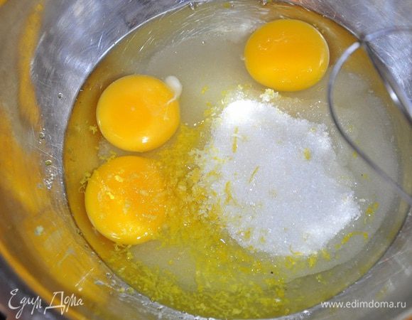 В кастрюльк довести воду до кипения, водрузить другую миску, в которой мы будем взбивать яйца,  Яйца взбить с сахаром, ванилином, цедрой  на невысокой скорости (дно чашки не должно касаться воды!), до светлого кремообразного состояния, 