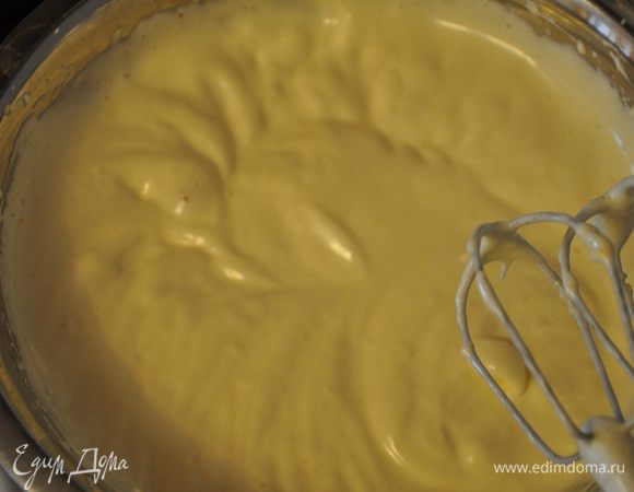 снять с бани и продолжать взбивать до полного остывания чашки (масса получится ну очень пышной).