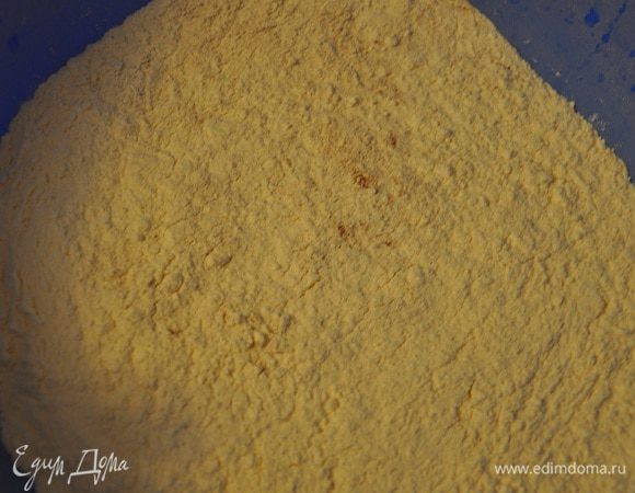 Муку просеять с разрыхлителем и корицей.