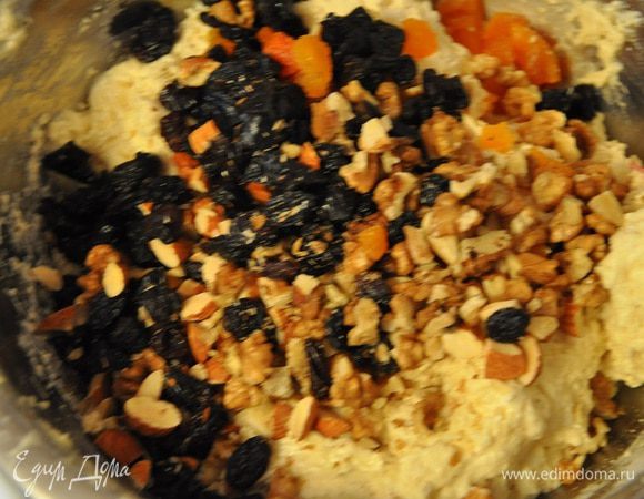 Соединить с яичной массой, перемешать ложкой или силиконовой лопаточкой.
Тесто получается очень вязкое и густое, всыпать орехи и сухофрукты, дальше придется перемешивать вручную, постарайтесь, чтобы оно не было тугим).