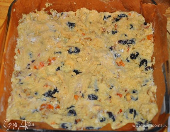 Переложить тесто в форму, расправить, хорошенько прижать ко дну и бортикам, разровнять и смазать поверхность яйцом.