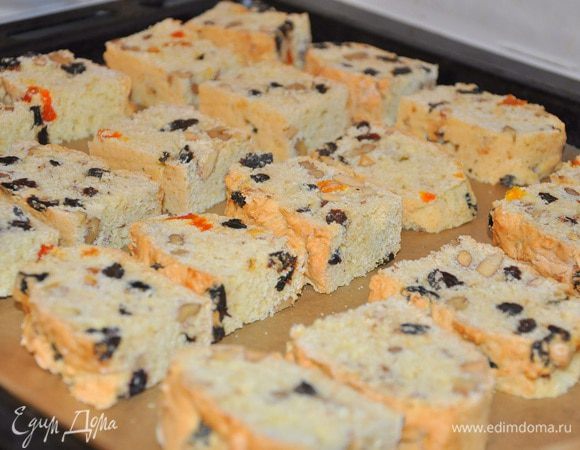 Остывший пирог разрезать на три части (если была квадратная форма или 2 части если прямоугольная) и каждую часть ломтиками в 1-1,5 см.
выложить ломтики на противень и снова выпекать при 140 гр. С примерно 30 минут. Готовые кантучини выложить на решетку и дать остыть.
