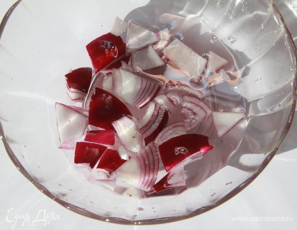 Лук почистить, нарезать толстенькими кусочками, положить на несколько минут в холодную воду (чтобы снять излишнюю остроту), достать из воды, обсушить на полотенце.
