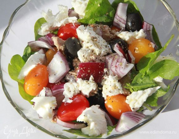 Порвать руками на кусочки моцареллу и добавить в салат. Заправить салат солью, перцем, оливковым маслом, сверху посыпать орегано. Подавать сразу!