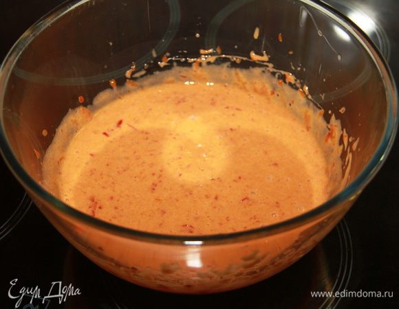 Яйца ввести в горячее пюре по чуть-чуть, очень постепенно, чтобы яйца не свернулись и не получился омлет.