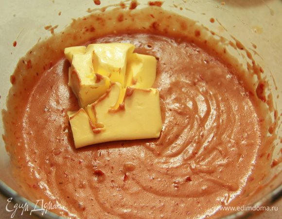 К остывшей смеси добавить размягчённое сливочное масло. Взбить крем до пышного состояния. Убрать в холодильник.