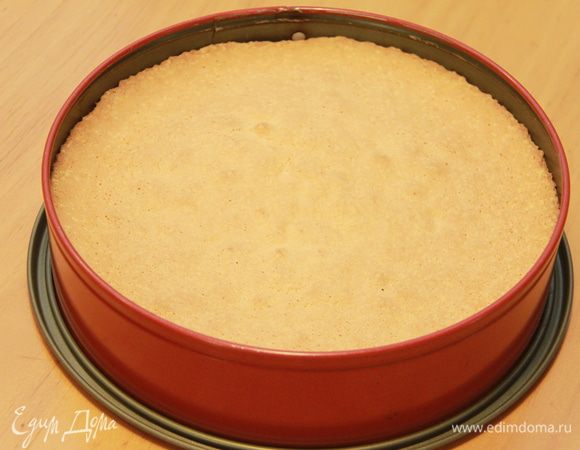 Теперь займёмся бисквитом (хотя можно сделать наоборот: сначала испечь бисквиты, а потом заниматься кёрдом). Простой бисквит делается очень просто: яйца взбить с сахаром, добавить муку. Вылить тесто в разъёмную форму (форму ничем НЕ смазывать!). Выпекать при 160*С примерно 30 минут. Бисквит полностью остудить. Дать время на "созревание": сутки, можно больше. После этого можно резать бисквит на коржи.