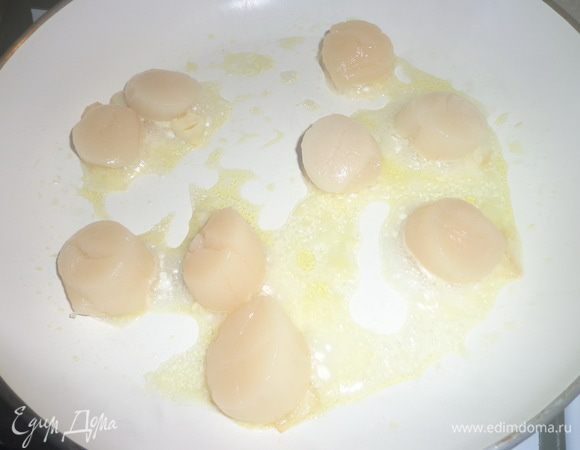 Морской гребешок разморозить при комнатной температуре. Обжарить на сковороде с оливковым маслом и чесноком до золотистой корочки. Полить соком лимона.