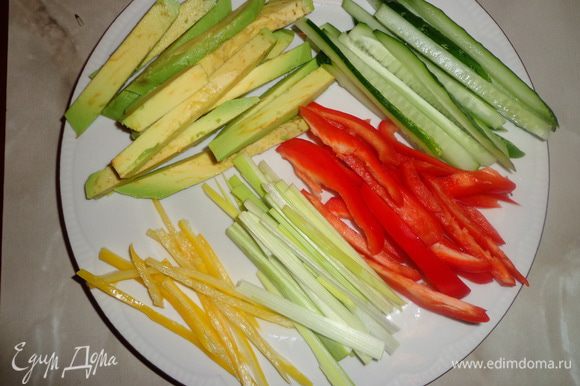 Нарезаннать соломкой овощи.