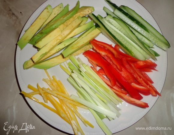 Нарезаннать соломкой овощи.