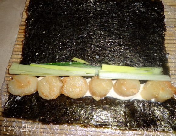 Выкладываем начинку (я экспериментировала с ингредиентами): 
1. Майонез, жареный морской гребешок, огурец
2. Сыр Филадельфия, семга, перец красный и чили
3. Сыр Филадельфия, икра красная, авокадо
4. Майонез, икра красная , жареный морской гребешок, лук порей, авокадо
и.д. вариантов может быть много.
