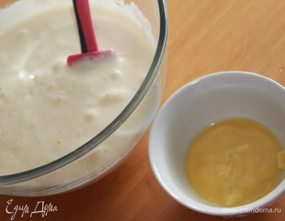 Бисквит женуаз делается несколько иначе. Яйца с сахаром взбиваются на водяной бане до растворения сахара (важно не перегреть, вода не должна превышать 50*С). Затем яичная смесь взбивается без нагревания, в течение 2-3 минут на высокой скорости. Затем добавляем трижды просеянную муку и соль, частями, постепенно, перемешивая лопаткой методом складывания. После добавляем растопленное масло, аккуратно, нежно вымешиваем тесто.