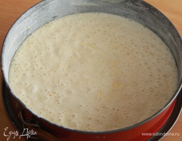 Тесто выливаем в смазанную маслом и присыпанную мукой форму. Выпекаем при 170*С примерно 20 минут. Бисквит полностью охладить, лучше в течение суток дать отдохнуть.