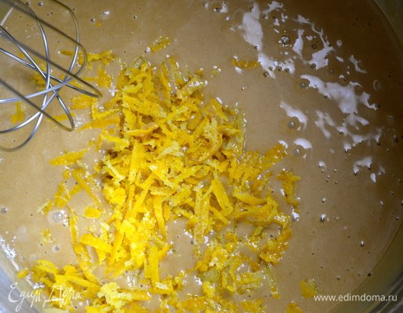 Затем добавить лимончелло и цедру 2-х лимонов.